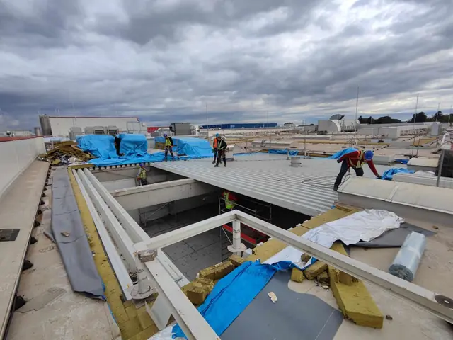 Montáž strešnej oceľovej konštrukcie priemyselnej haly